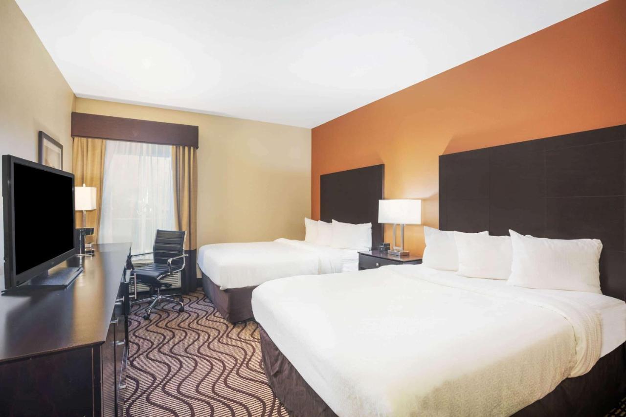 La Quinta By Wyndham Beeville Exterior photo
