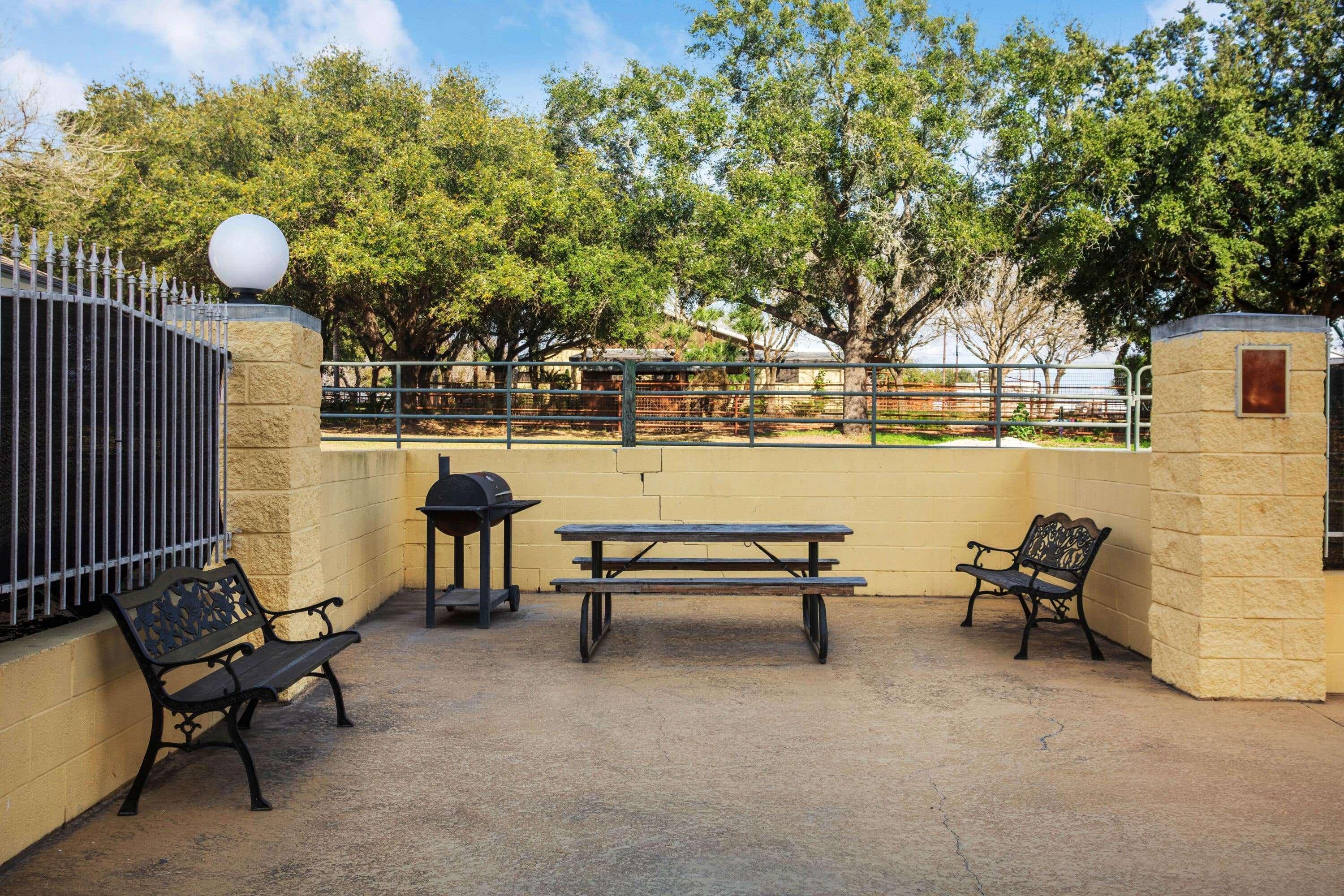 La Quinta By Wyndham Beeville Exterior photo