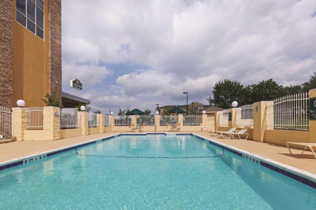 La Quinta By Wyndham Beeville Exterior photo